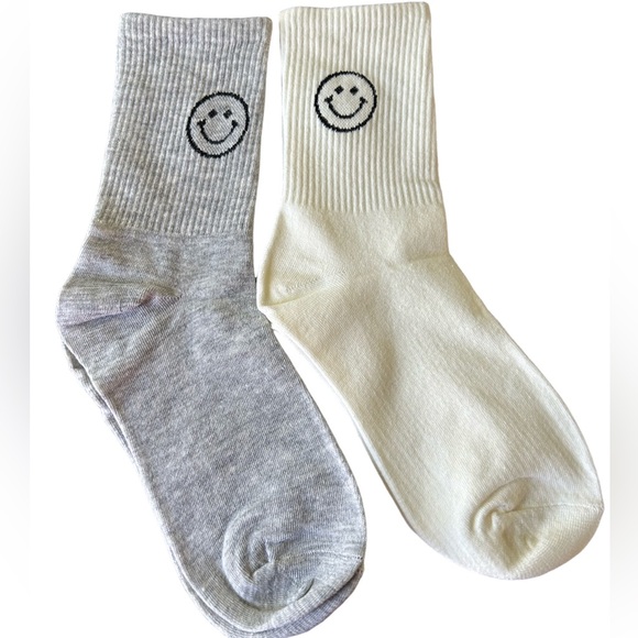 New Women’s Trendy Smiley Face Crew Socks (2 Pairs Total) - Picture 3 of 4